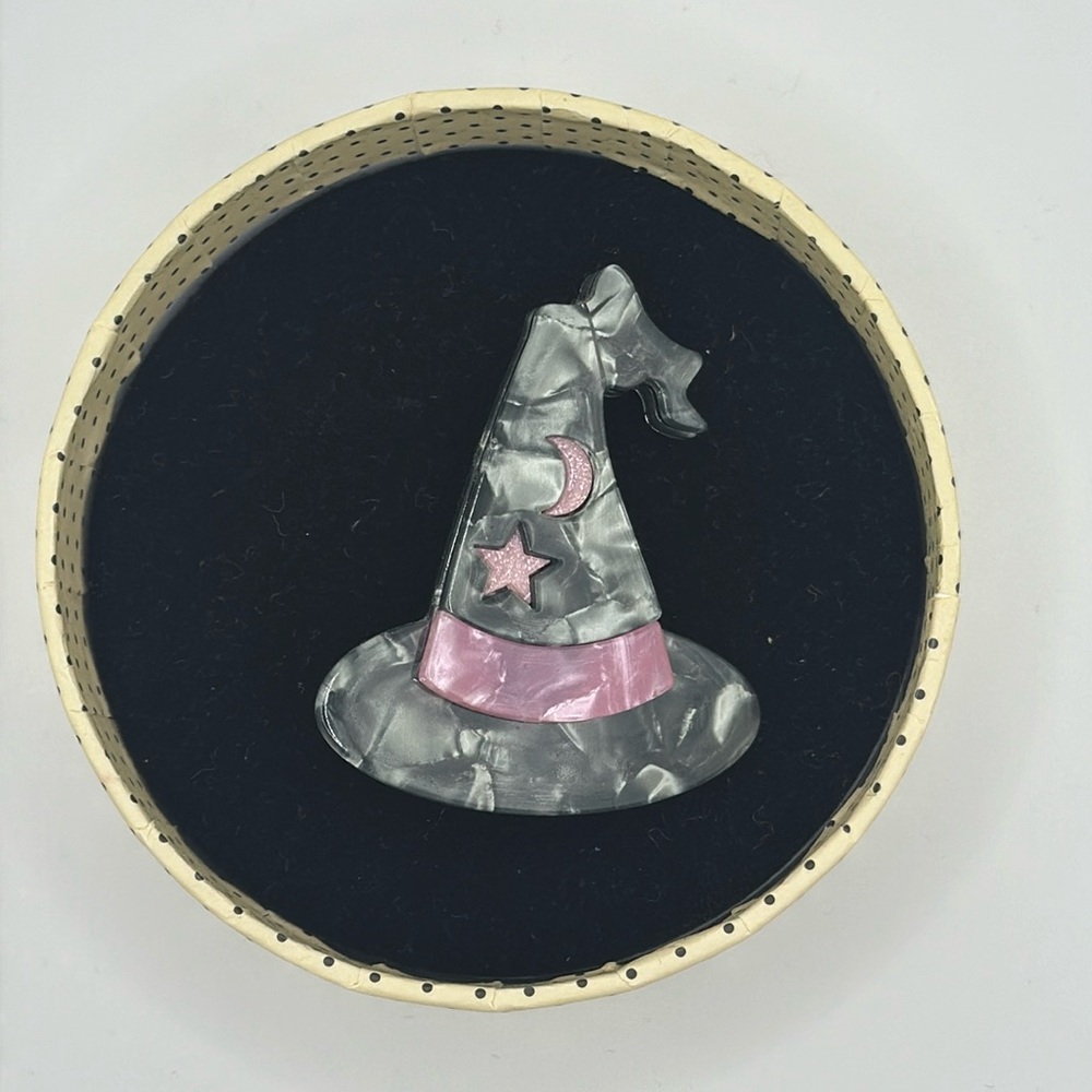 Erstwilder witch hat brooch